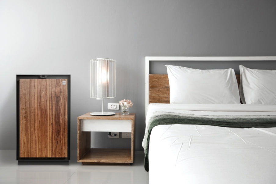 パラディアムのウォールナッツがベッドサイドに置いてある