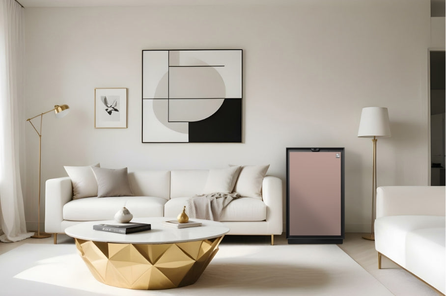 パラディアムのサンドベージュが白を基調としたリビングルームに置いてある